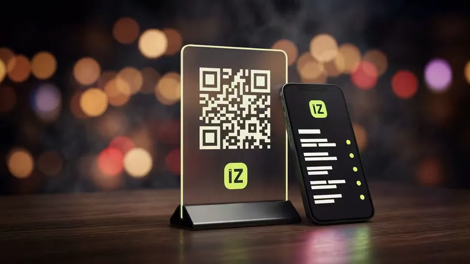 Masa üstündeki QR kod standı ve telefonda açılan dijital menü