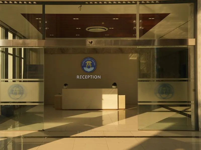 Resepsiyon ve iç mekân logo uygulaması