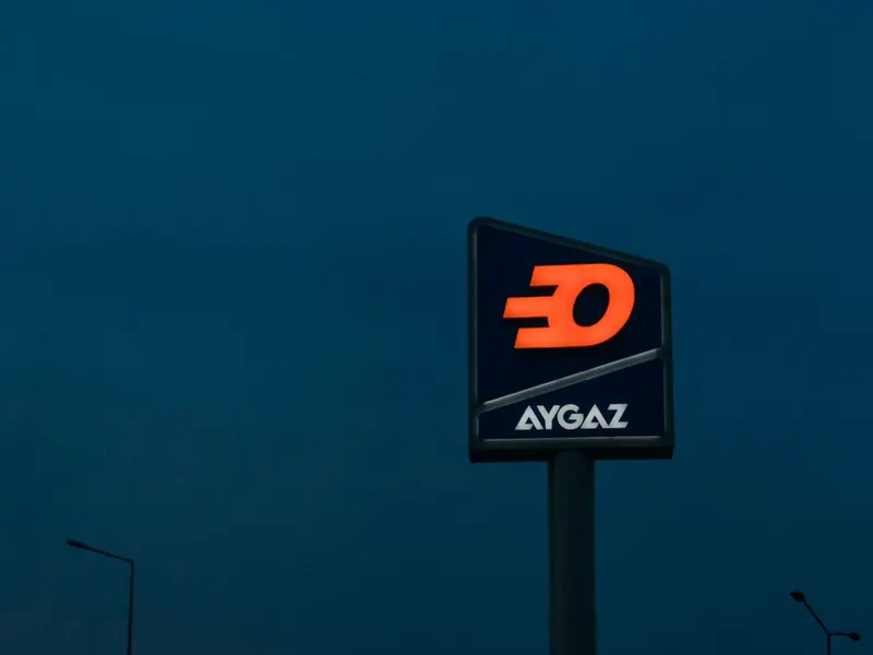 Yüksek, aydınlatmalı pilon (totem) tabela