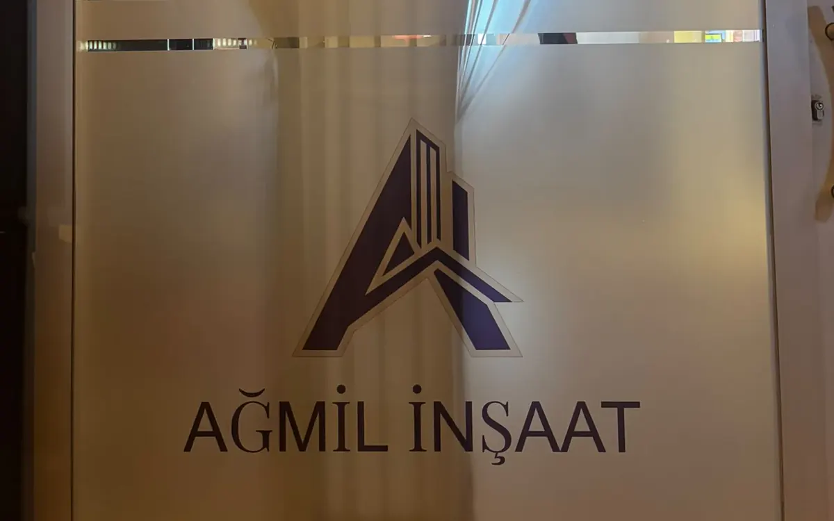 AĞMİL İNŞAAT ofis cam kapısında kumlama folyo ve renkli kesim logo