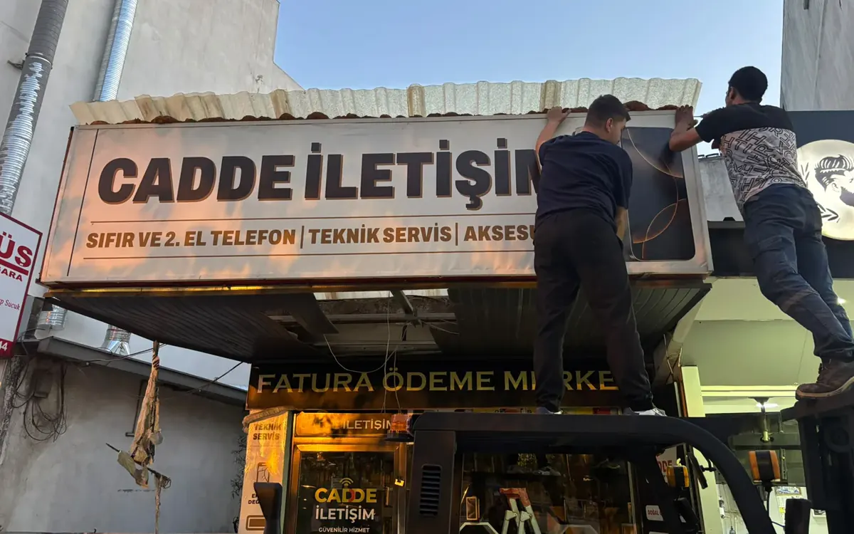 CADDE İLETİŞİM cephe tabelasının montaj anı