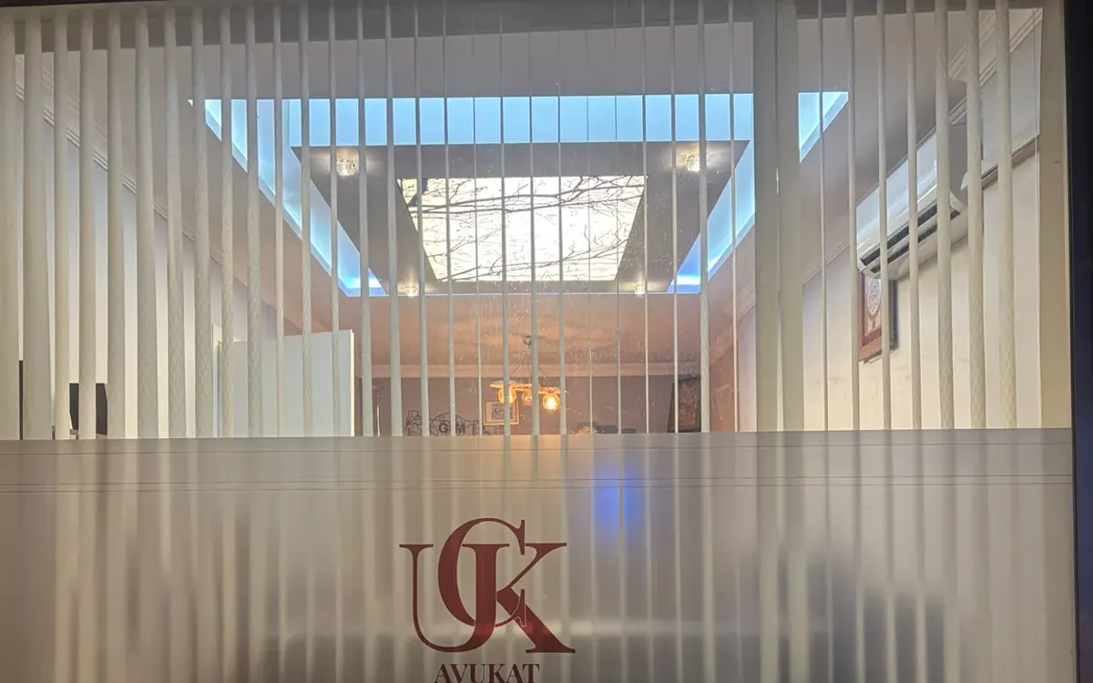 UCK monogramı taşıyan kumlama folyo kaplı ofis camı