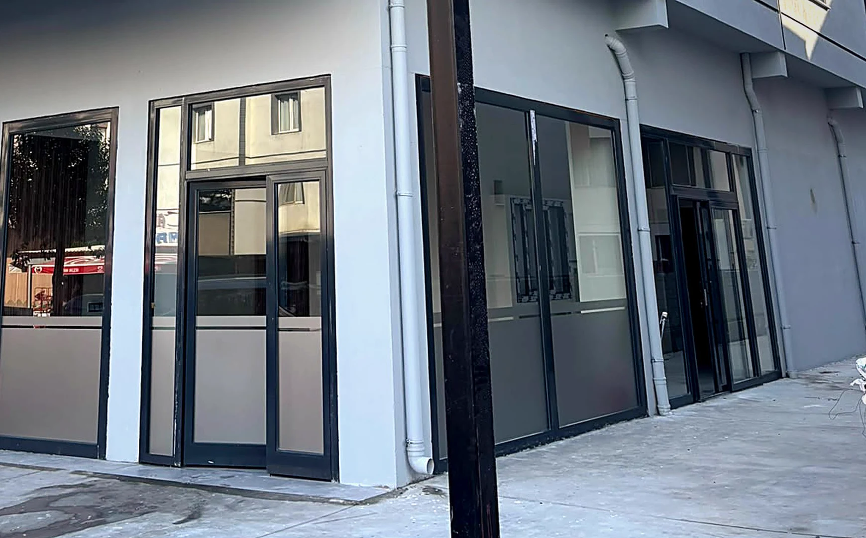YAŞART YAPI dükkânının giydirilmiş vitrin camları, YAŞART YAPI, Kemalpaşa / İzmir