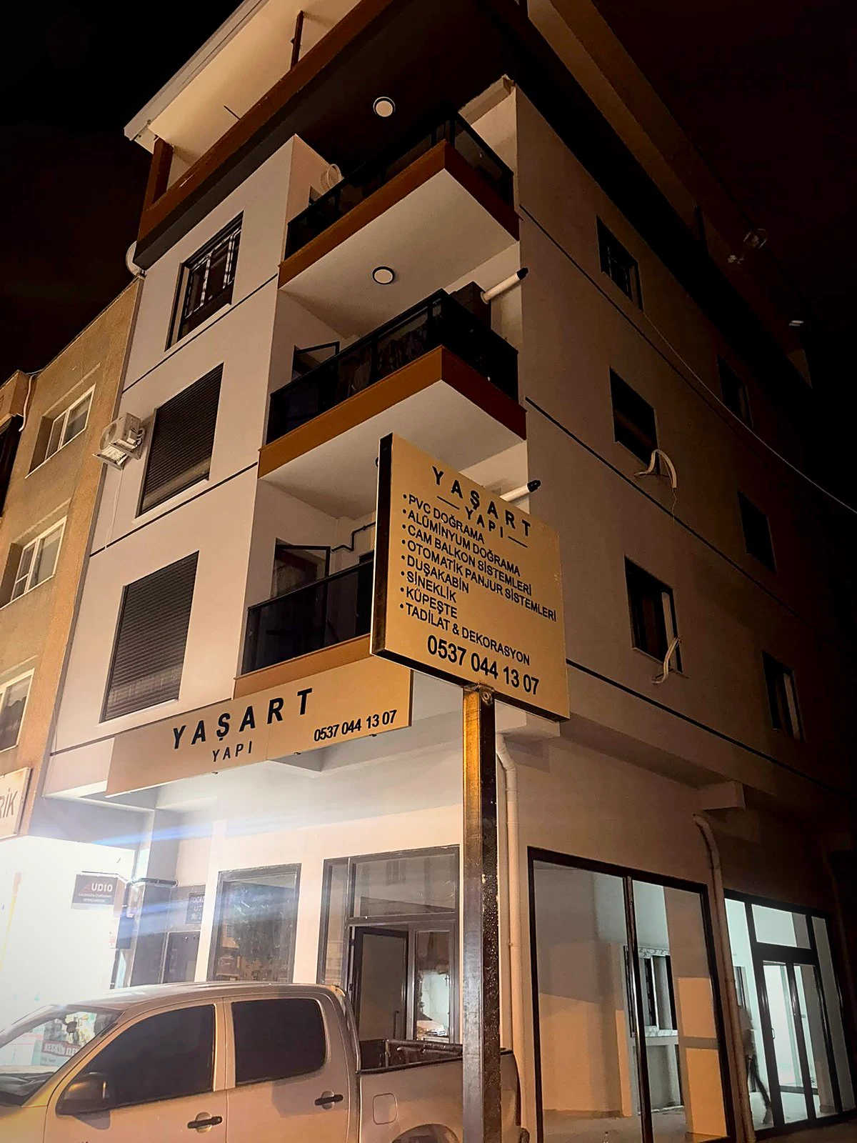 YAŞART YAPI tabelası ve totemi gece, YAŞART YAPI, Kemalpaşa / İzmir
