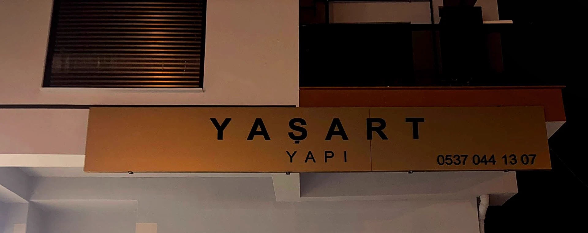 YAŞART YAPI cephesindeki kutu harf tabela, YAŞART YAPI, Kemalpaşa / İzmir