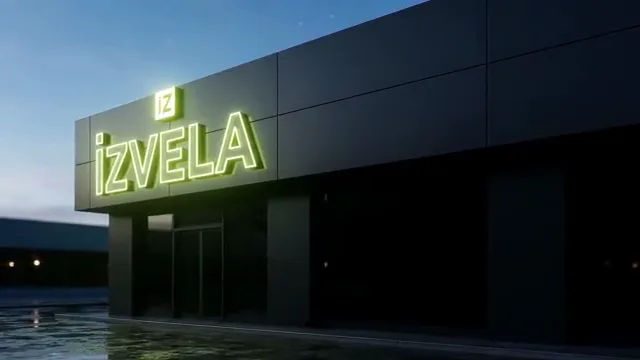 Bina cephesinde akşam saatinde yanan ışıklı kutu harf tabela